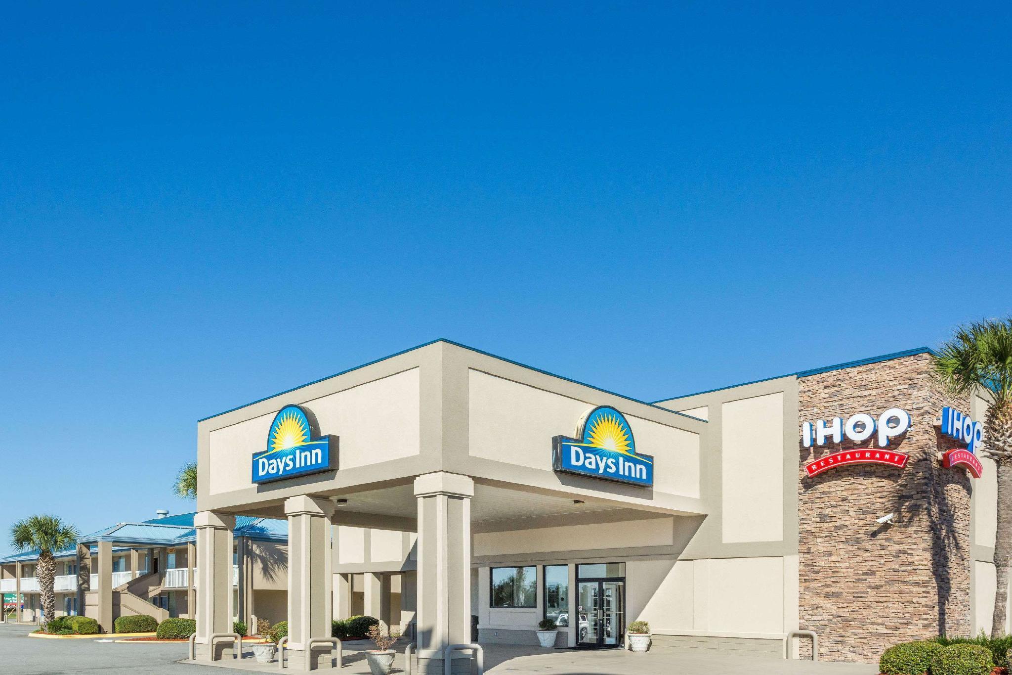 Days Inn By Wyndham Adel I-75 Exterior photo