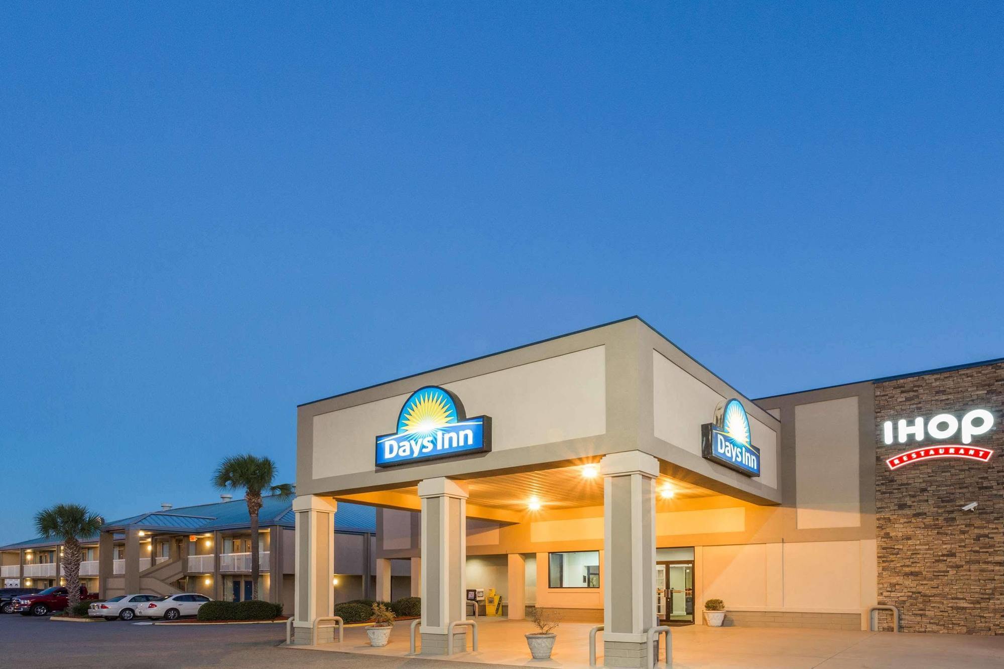 Days Inn By Wyndham Adel I-75 Exterior photo