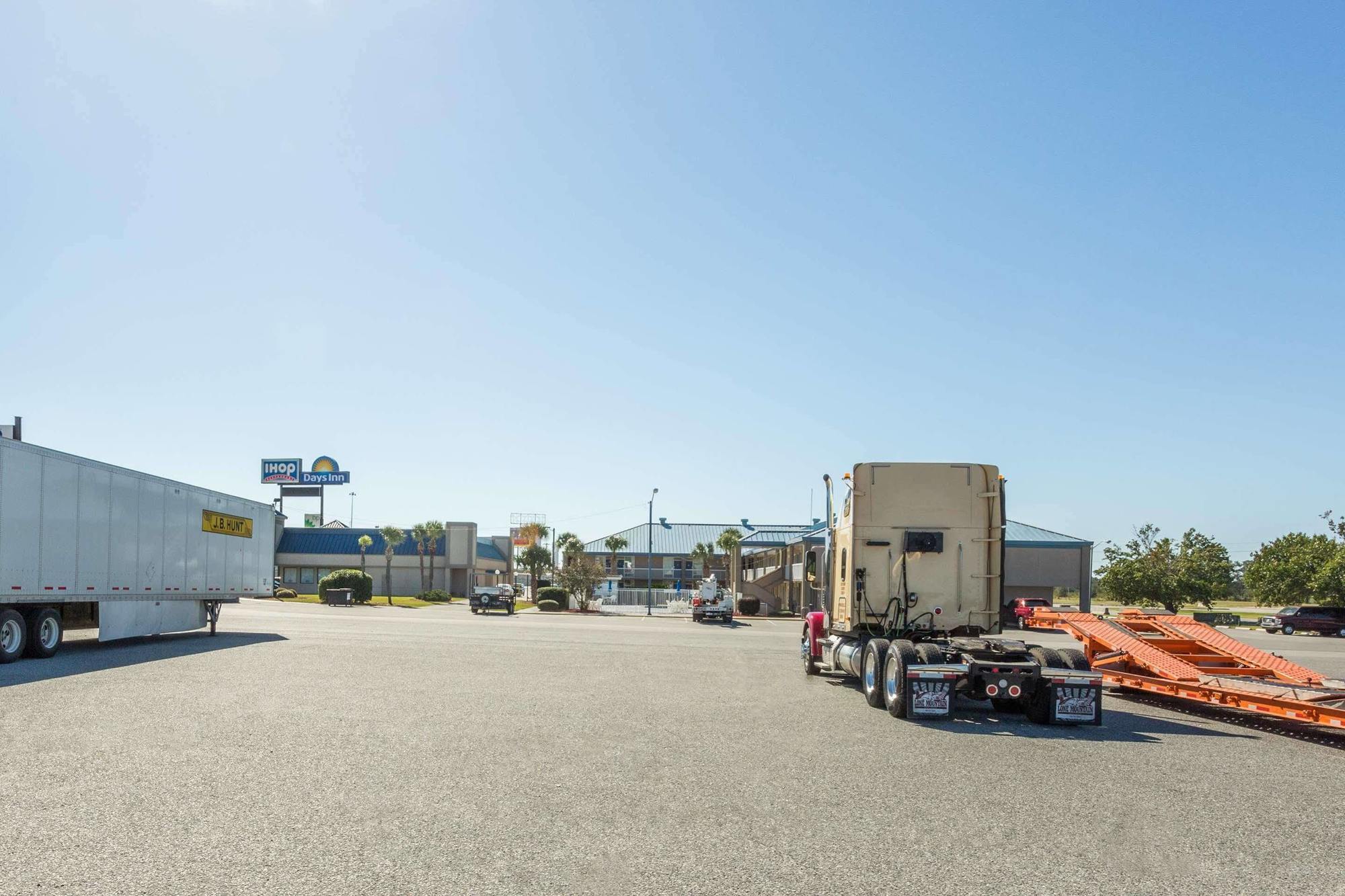 Days Inn By Wyndham Adel I-75 Exterior photo